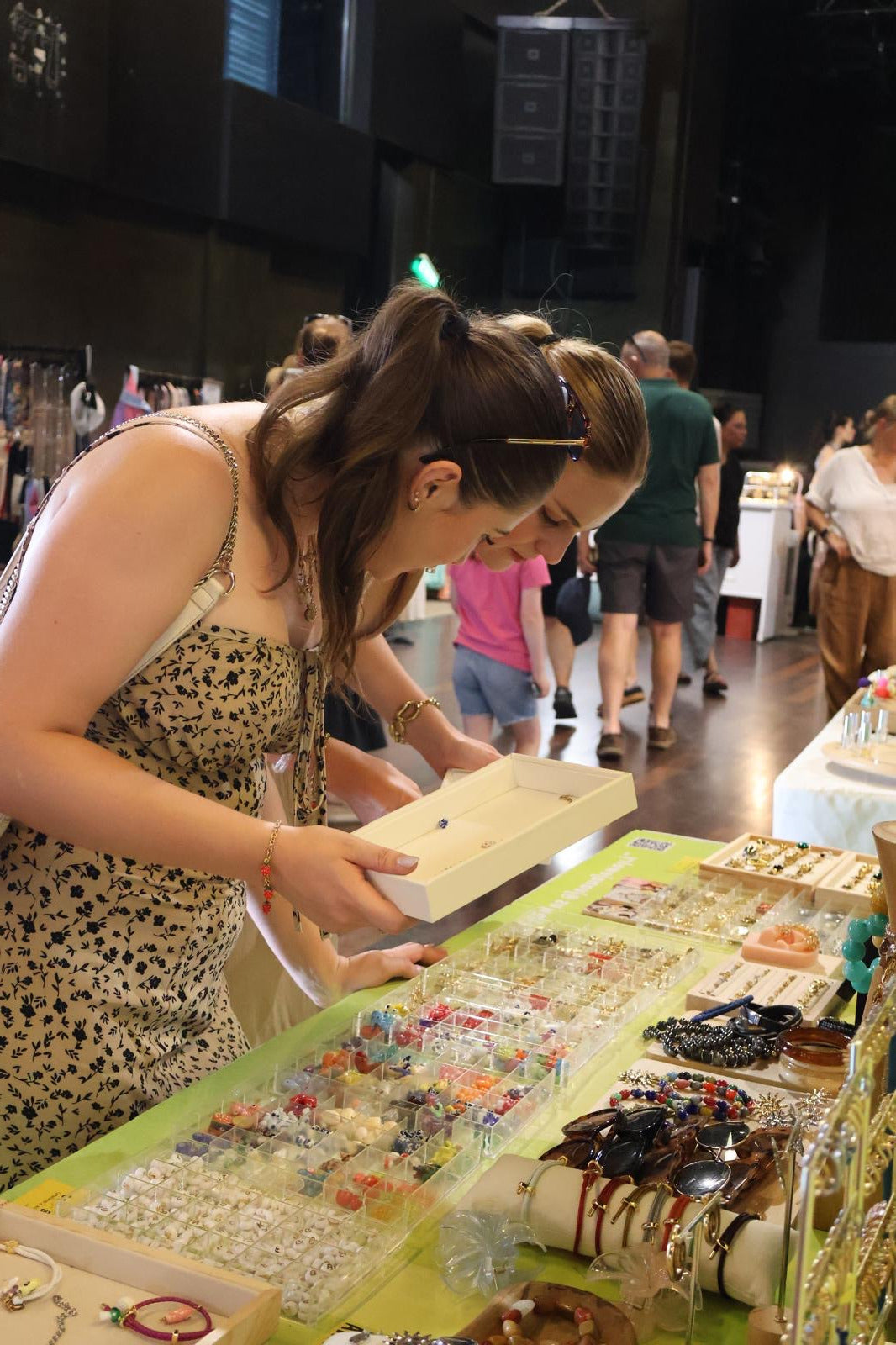 Personalização de joalharia ao vivo para eventos em Portugal: Charm Bar, pulseiras permanentes e gravação a laser